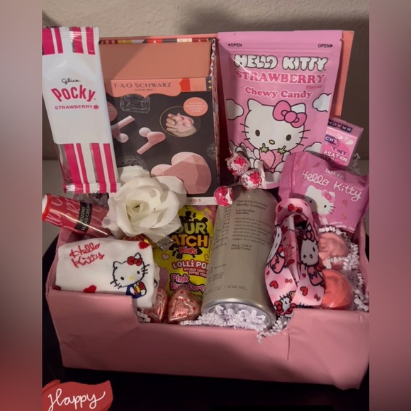 Hello Kitty Valentines Day Basket - Picture 1 of 2